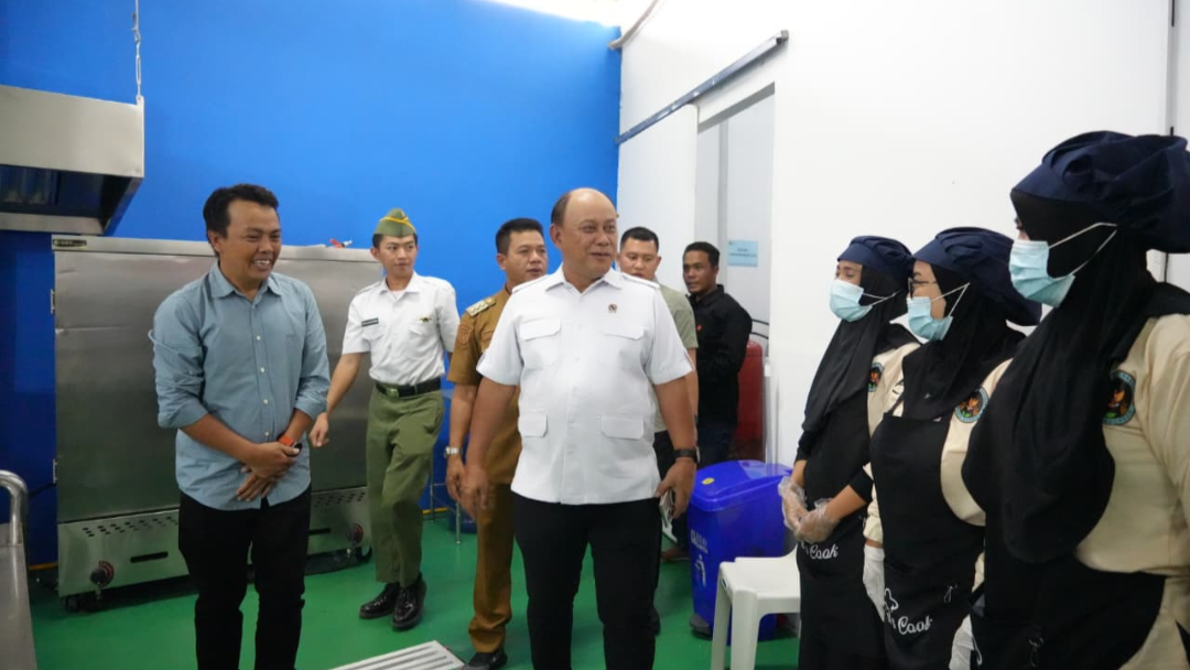 Dorong Ekonomi Rakyat melalui MBG, Kepala BGN Subulussalam Pantau SPPG di Bandung